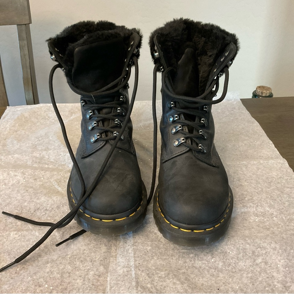 DR. MARTENS Serena Black Faux Fur Lined Combat Boots Black Women's Size 8 - Picture 2 of 16